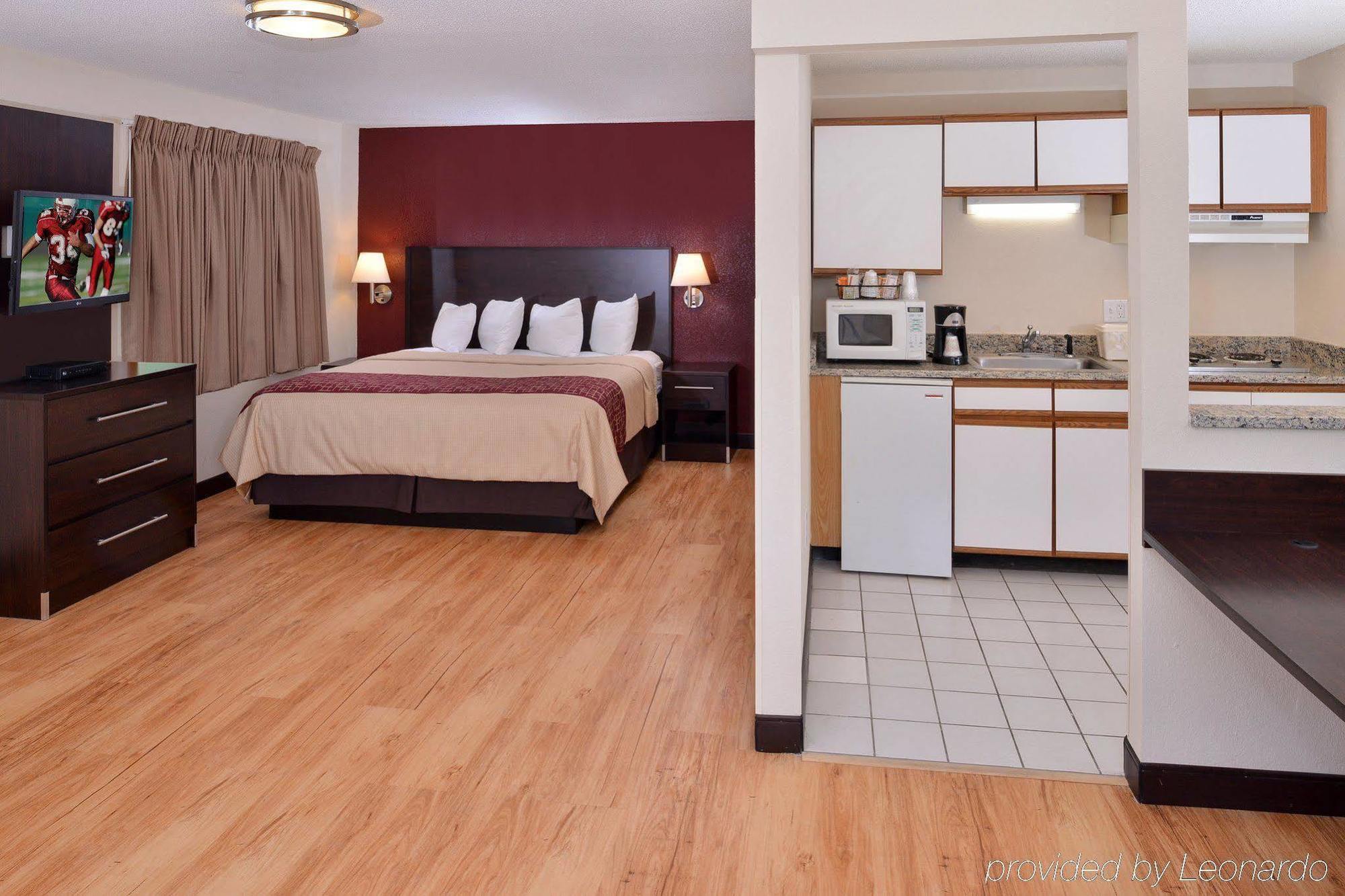 เรด รูฟ พลัส+ แอนด์ สวีท กิลฟอร์ด Hotel ภายนอก รูปภาพ