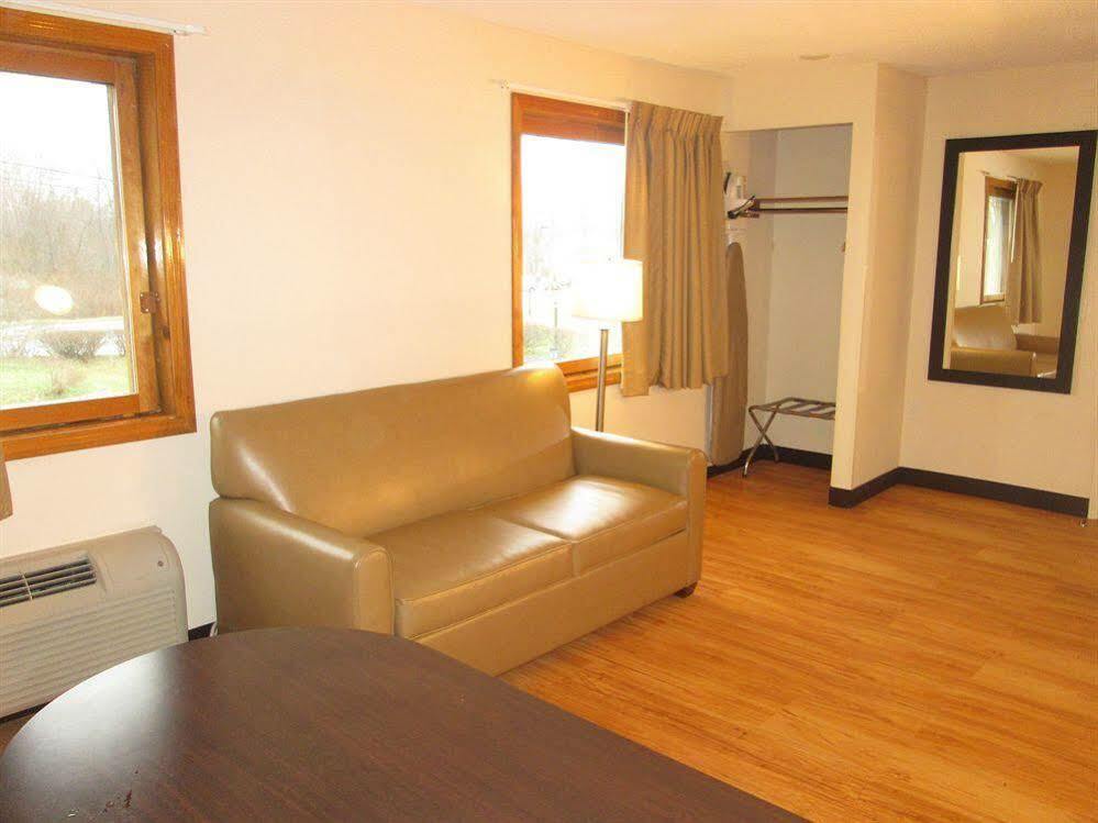 เรด รูฟ พลัส+ แอนด์ สวีท กิลฟอร์ด Hotel ภายนอก รูปภาพ